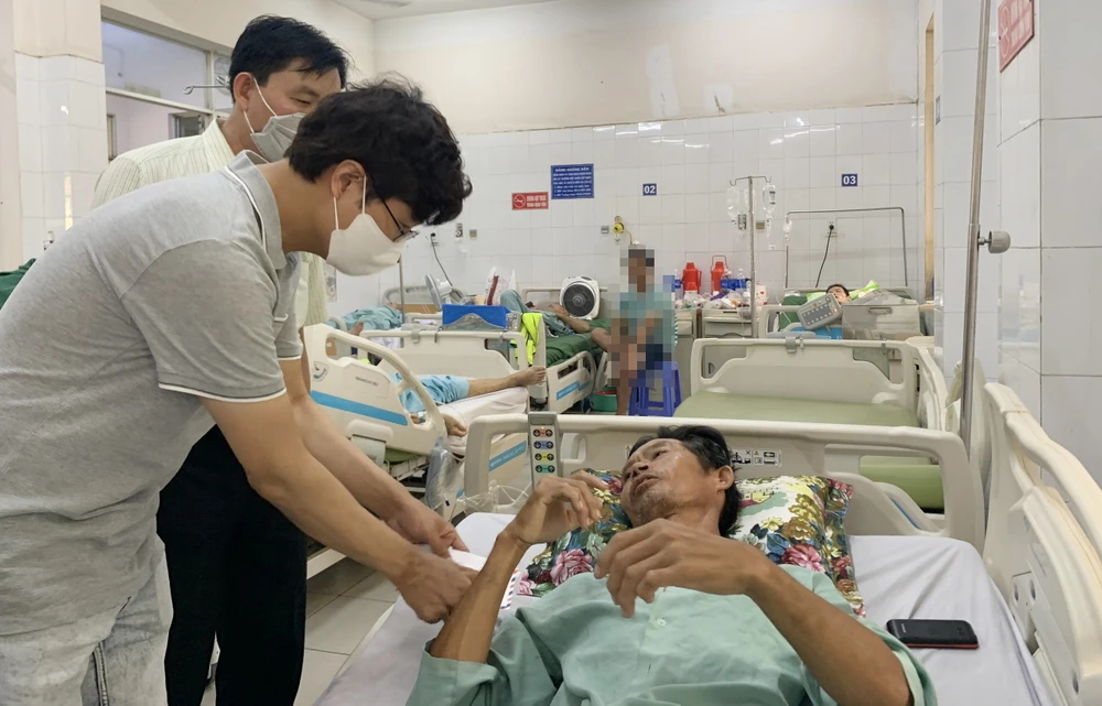 đại diện của Công ty Cổ phần AV Healthcare Việt Nam thăm nạn nhân vụ sập tường tại bệnh viện.