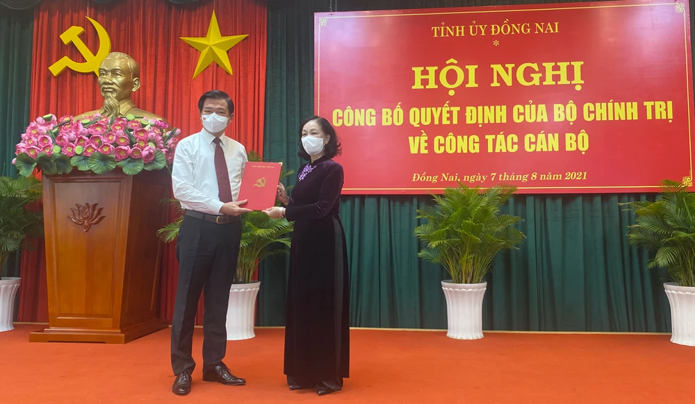 Đồng chí Trương Thị Mai trao quyết định cho đồng chí Nguyễn Hồng Lĩnh