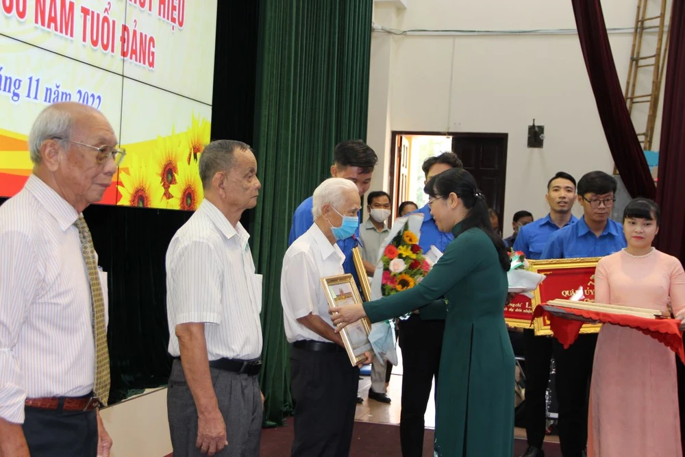 Bí thư Quận ủy Lê Thị Kim Hồng trao Huy hiệu 60 năm tuổi Đảng cho 3 đảng viên
