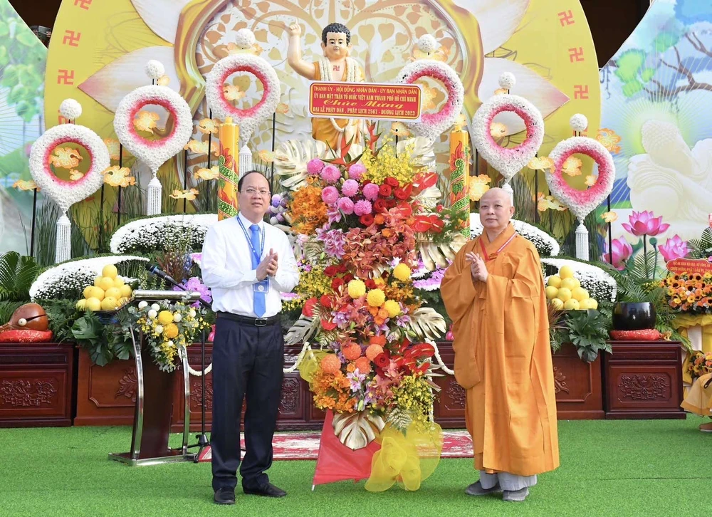 Đồng chí Nguyễn Hồ Hải tặng hoa chúc mừng Đại lễ Phật đản. Ảnh: VIỆT DŨNG