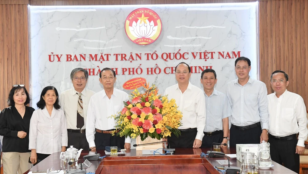 Đồng chí Nguyễn Hồ Hải thăm, tặng quà và chúc mừng Ban Đại diện Hội Người cao tuổi TPHCM - Ảnh: VIỆT DŨNG