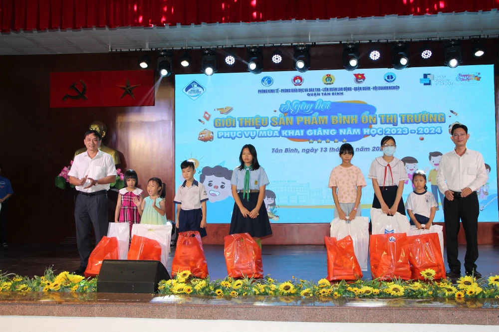 Lãnh đạo quận Tân Bình trao quà cho học sinh