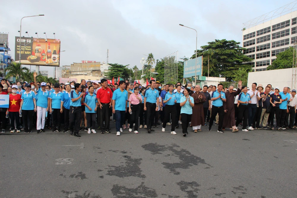 Lãnh đạo TP và đông đảo cán bộ, nhân viên, người dân tham gia chương trình đi bộ đồng hành 