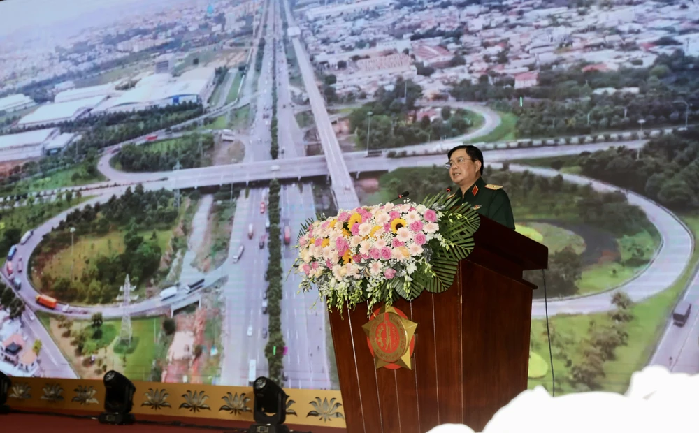 Thiếu tướng Phan Văn Xựng phát biểu ôn lại truyền thống 78 năm của lực lượng vũ trang TPHCM - Ảnh: DŨNG PHƯƠNG.