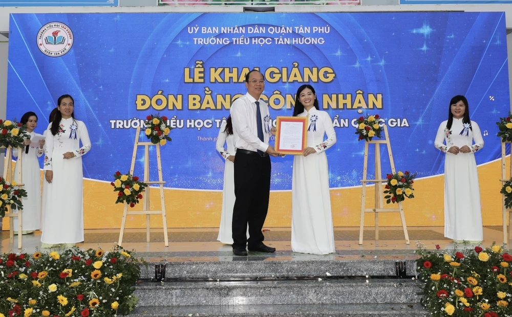 Đồng chí Nguyễn Hồ Hải trao bằng công nhận Trường tiểu học Tân Hương đạt chuẩn quốc gia mức độ 1. Ảnh: DŨNG PHƯƠNG