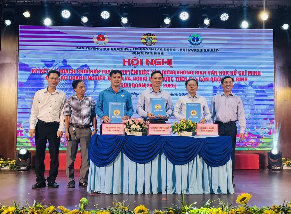 Lễ ký kết phối hợp xây dựng Không gian văn hóa Hồ Chí Minh với các doanh nghiệp trong và ngoài nước trên địa bàn quận
