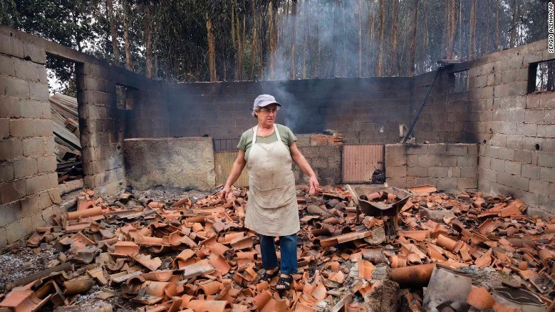 Cảnh tang hoang của một căn nhà do cháy rừng ở Bồ Đào Nha (nguồn: CNN)