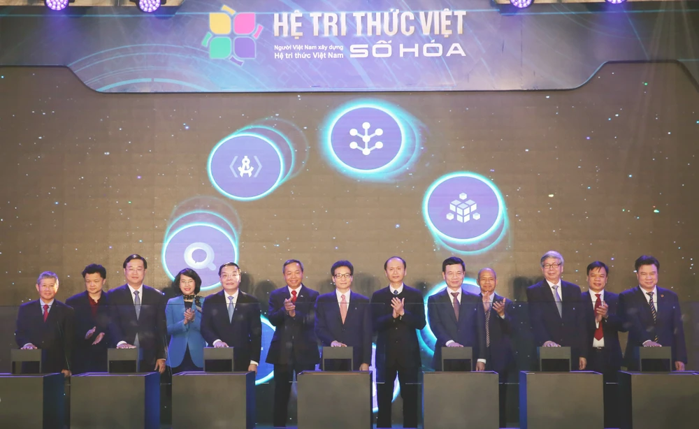Phó Thủ tướng Vũ Đức Đam cùng các quan khách bấm nút vận hành Hệ tri thức Việt số hóa