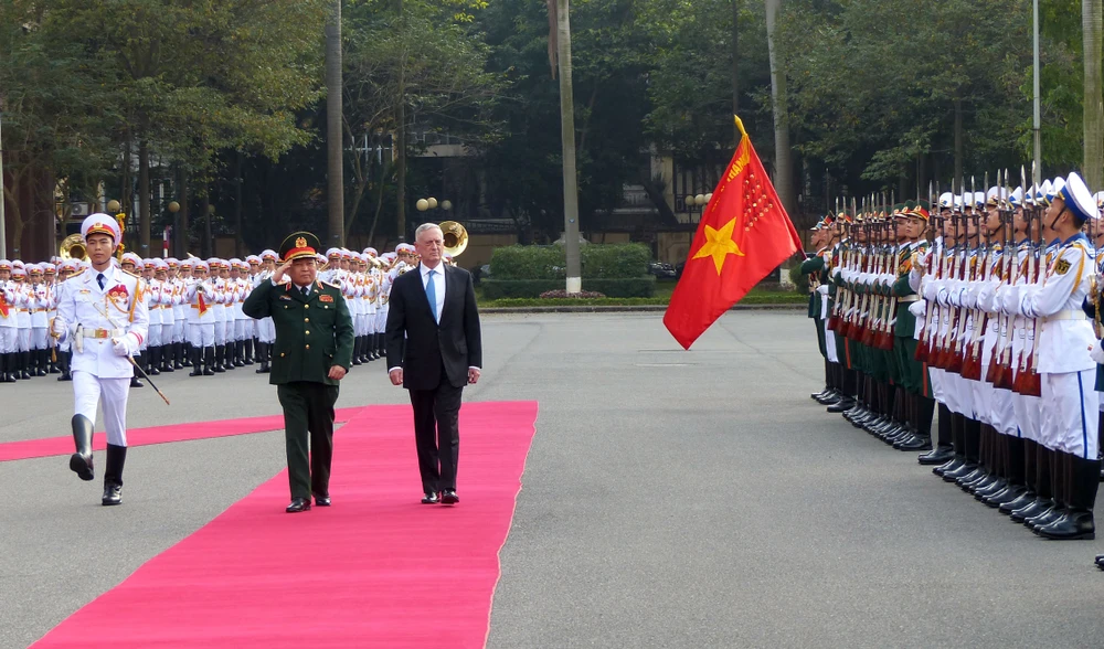 Bộ trưởng Quốc phòng Hoa Kỳ James Mattis duyệt đội danh dự Quân đội nhân dân Việt Nam