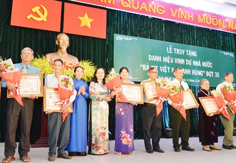 Trao danh hiệu Bà mẹ Việt Nam anh hùng cho gia đình các mẹ tại Lễ truy tặng danh hiệu vinh dự Nhà nước “Bà Mẹ Việt Nam anh hùng” - đợt 35 cho 18 mẹ tại 9 quận, huyện ở TPHCM. Ảnh: VIỆT DŨNG