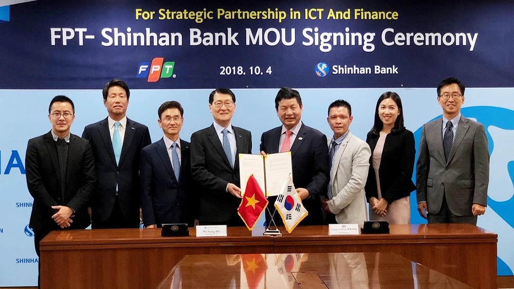 Tập đoàn FPT và Shinhan Bank chính thức ký kết hợp tác chuyển đổi ngân hàng số tại Seoul, Hàn Quốc. Ảnh: FT