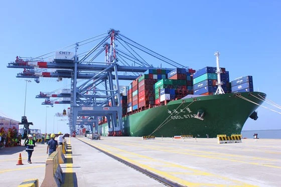 Tàu container CSCL Star có trọng tải 160.000 tấn với sức chở 14.000TEU cập thành công bến cảng Quốc tế Cái Mép (CMIT). Ảnh: QUANG KHOA