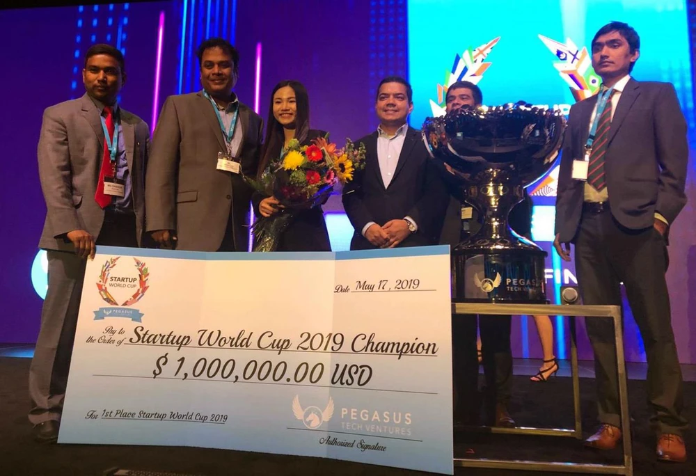Đại diện Abivin nhận giải thưởng quán quân cuộc thi Startup World Cup 2019 tại San Francisco, Mỹ