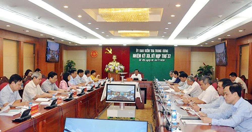 Đồng chí Trần Cẩm Tú, Bí thư Trung ương Đảng, Chủ nhiệm UBKTTƯ chủ trì kỳ họp