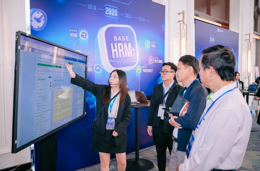 Booth demo sản phẩm cho khách hàng tại sự kiện.jpg