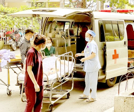 Đưa bệnh nhân từ xe cứu thương vào Bệnh viện Chợ Rẫy sáng 15-8-2023. Ảnh: CAO THĂNG 