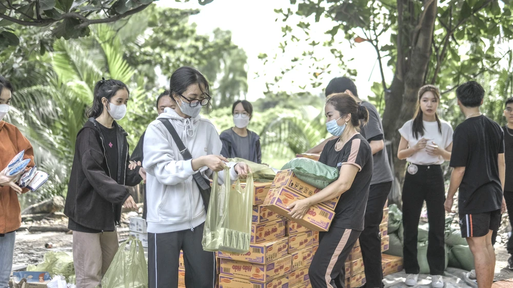 Các bạn trẻ Yên Foundation tổ chức tặng quà cho các hộ dân khó khăn ở xã Bình Hưng, huyện Bình Chánh, TPHCM