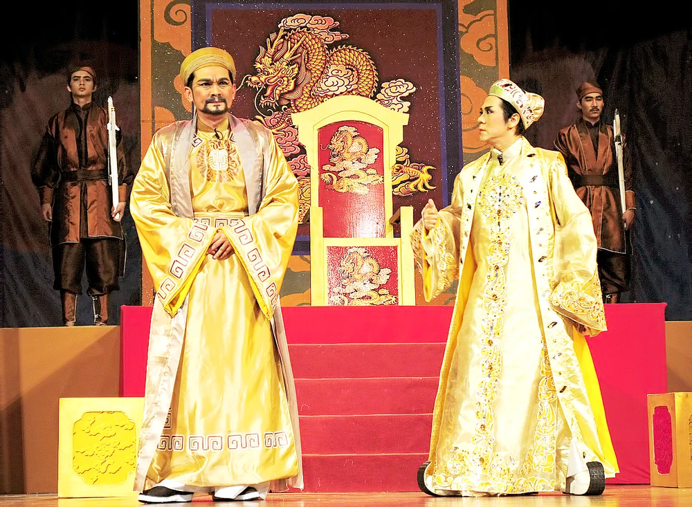 NSƯT Thành Lộc (phải) và NSƯT Hữu Châu trong vở Vương thánh Triều Lê, một trong những kịch bản hay của soạn giả Lê Duy Hạnh trên Sân khấu Kịch IDECAF