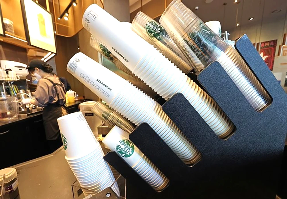 Những chiếc cốc nhựa dùng một lần trong quán cà phê Starbucks ở Seoul. Ảnh: Yonhap