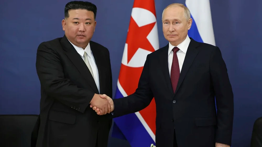 Tổng thống Nga Vladimir Putin (phải) và nhà lãnh đạo Triều Tiên Kim Jong-un. Ảnh: AP