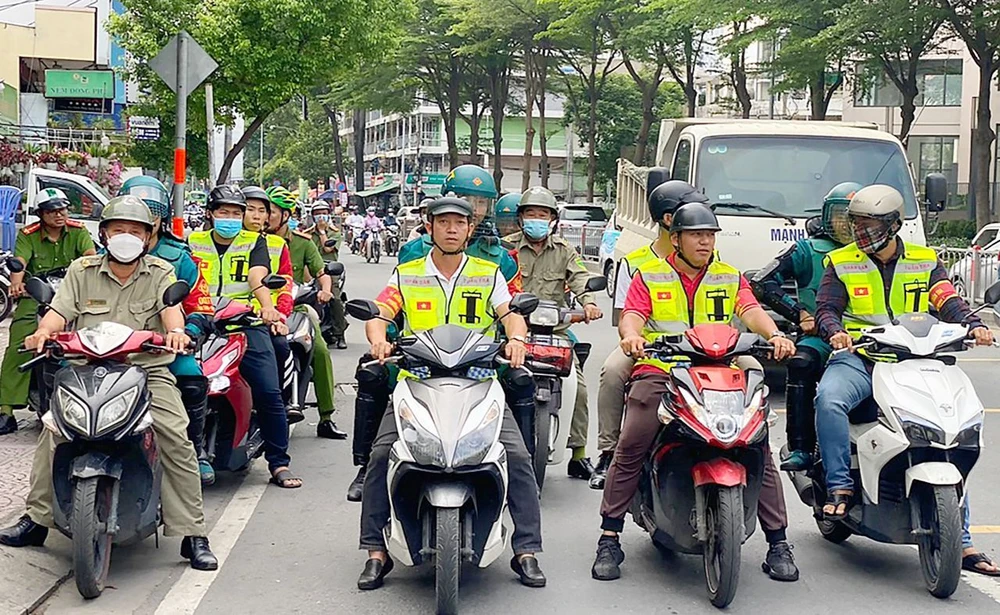 Lực lượng bảo vệ dân phố tham gia tuần tra đảm bảo an ninh trật tự trên địa bàn quận 5, TPHCM