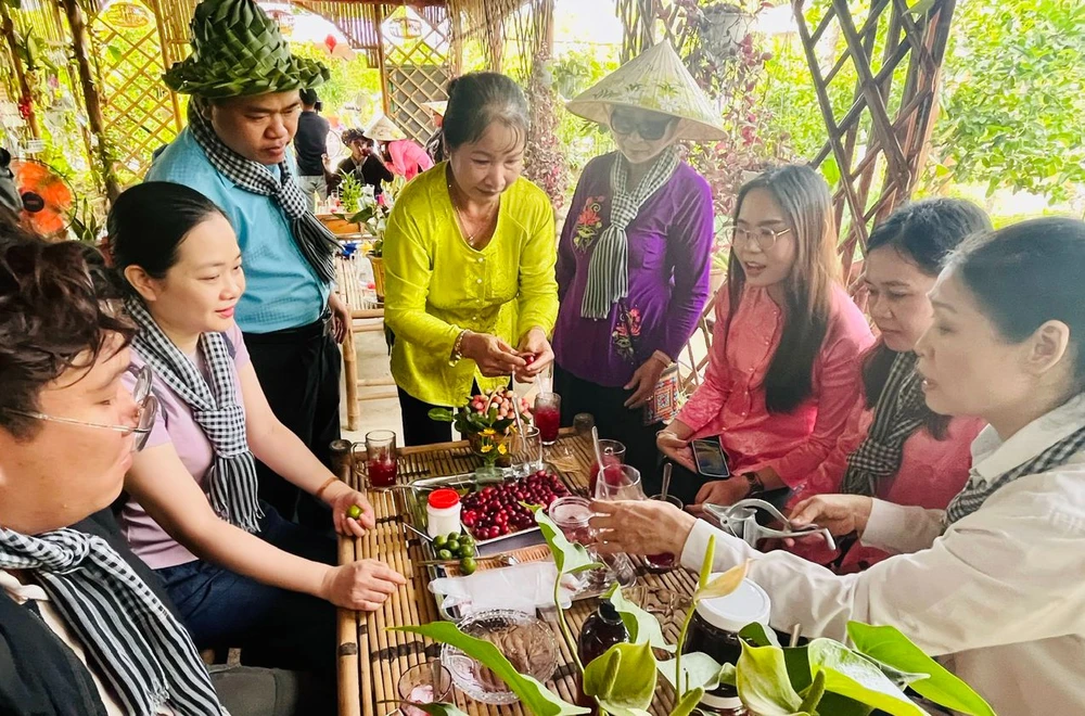 Du khách tìm hiểu cách chế biến trái si rô tại hộ Mười Giạ ấp Thiềng Liềng, Xã Thạnh An, huyện Cần Giờ