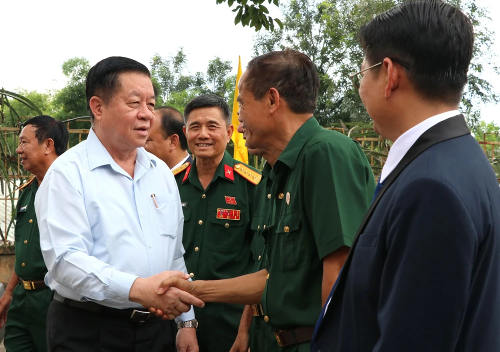 Đồng chí Nguyễn Trọng Nghĩa, Bí thư Trung ương Đảng, Trưởng Ban Tuyên giáo Trung ương, thăm hỏi cựu chiến binh tỉnh Bình Phước vào ngày 10-8-2023. Ảnh: CTV