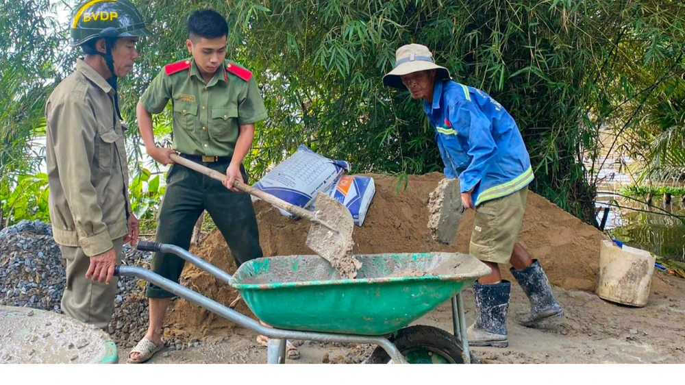 Chiến sĩ phụ hồ trong màu áo xanh