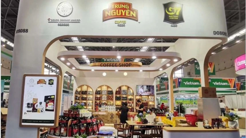 Trung Nguyên Legend hiện diện nổi bật với gian hàng có diện tích lớn nhất và vị trí đẹp nhất khu vực Việt Nam, đẩy mạnh quảng bá thương hiệu, sản phẩm và văn hóa cà phê Việt Nam tại CAEXPO 2023