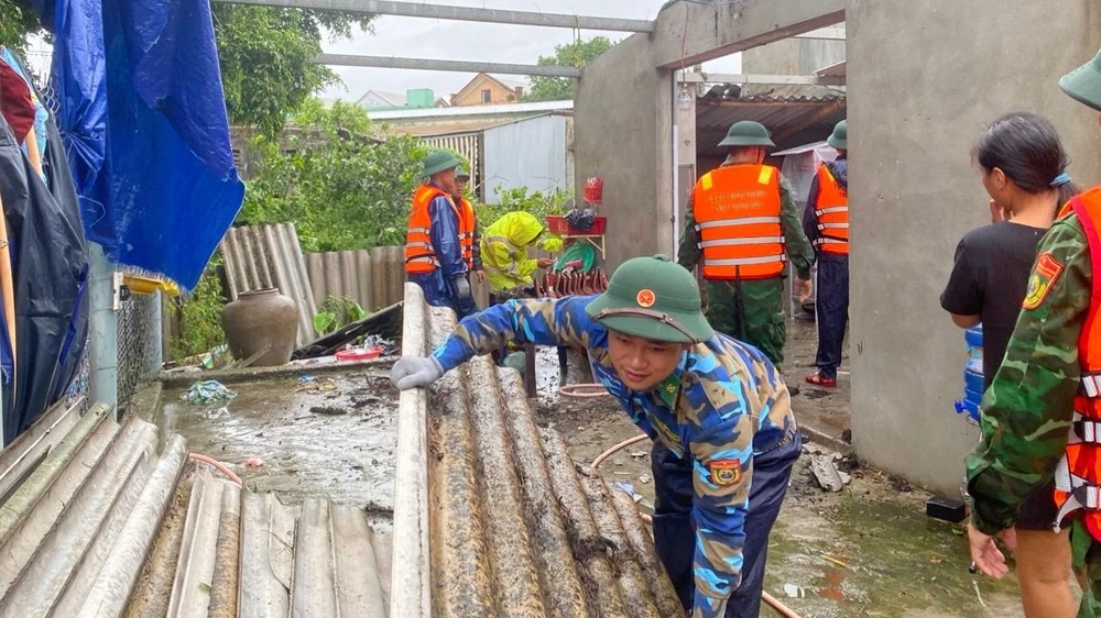 Bộ đội Biên phòng tỉnh Thừa Thiên Huế giúp người dân khắc phục lốc xoáy
