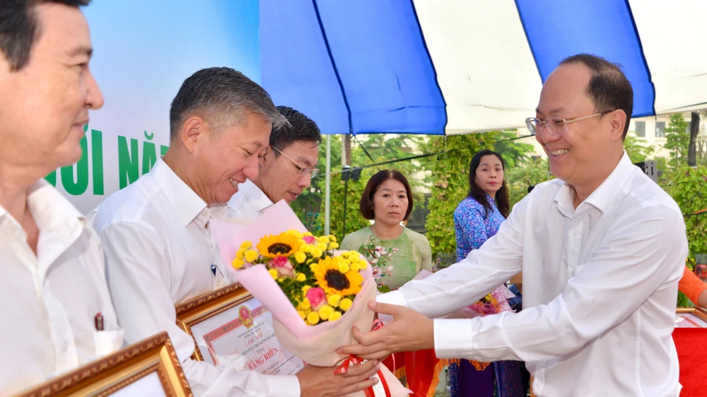 Phó Bí thư Thành ủy TPHCM Nguyễn Hồ Hải trao bằng khen cho các tập thể, cá nhân có thành tích xuất sắc trong xây dựng xã hội học tập. Ảnh: CAO THĂNG