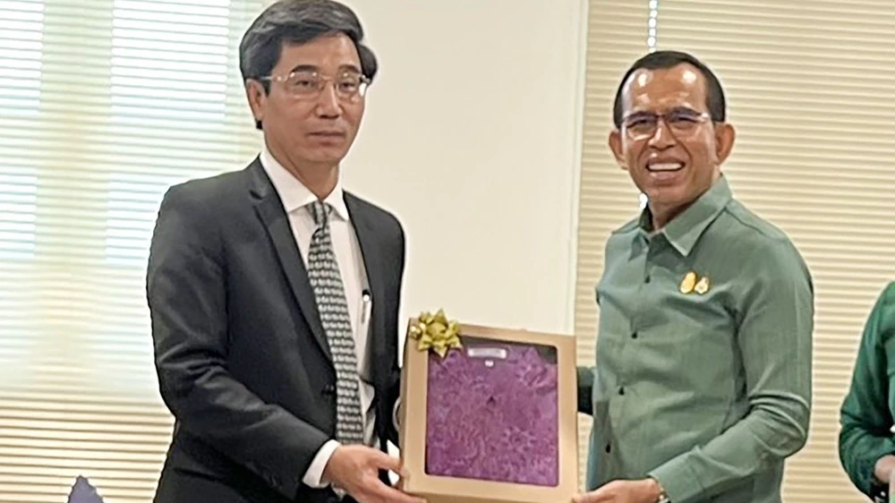 Ông Amnuay Pinsuwan, Phó Tỉnh trưởng tỉnh Phuket tặng quà lưu niệm cho Phó Chủ tịch UBND TP Đà Nẵng Trần Chí Cường