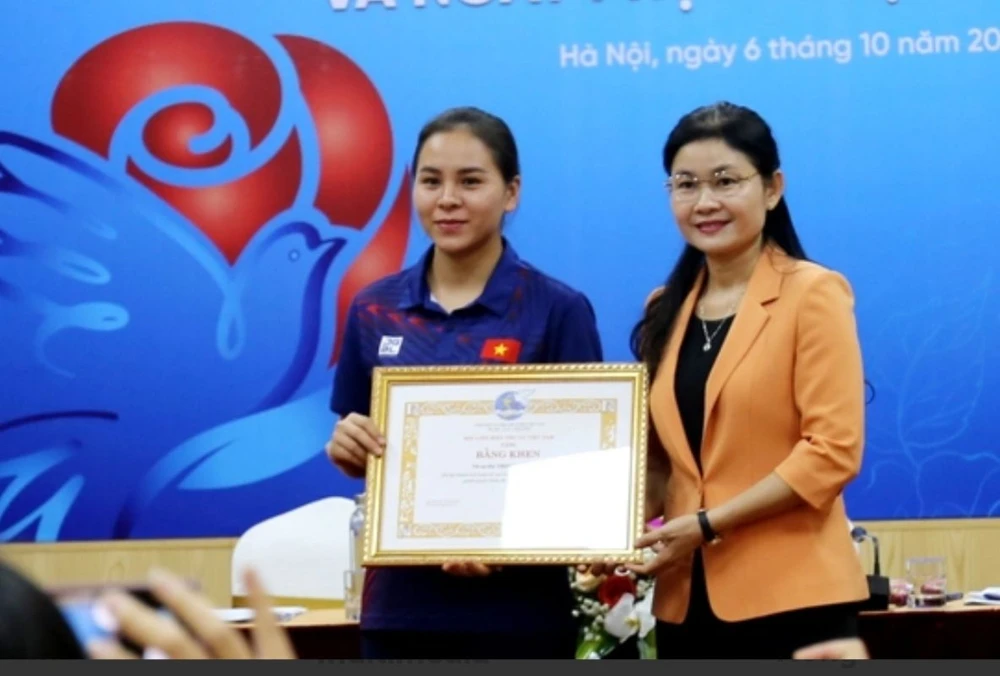 Đại diện Trung ương Hội LHPN Việt Nam đã tổ chức trao bằng khen cho nữ xạ thủ Trịnh Thu Vinh