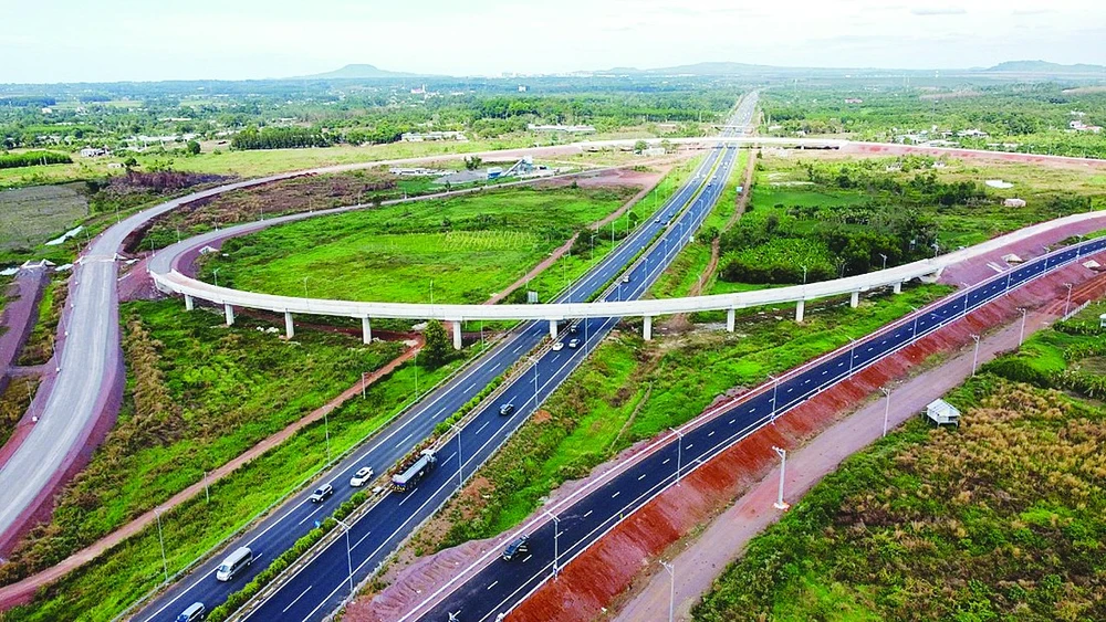 Khẩn trương hoàn thiện các dự án đường cao tốc đã thông xe