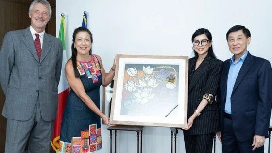 Bà Lê Hồng Thủy Tiên trao tặng bức tranh đấu giá cho bà Milena Padula, Phu nhân Tổng Lãnh sự Ý tại TPHCM