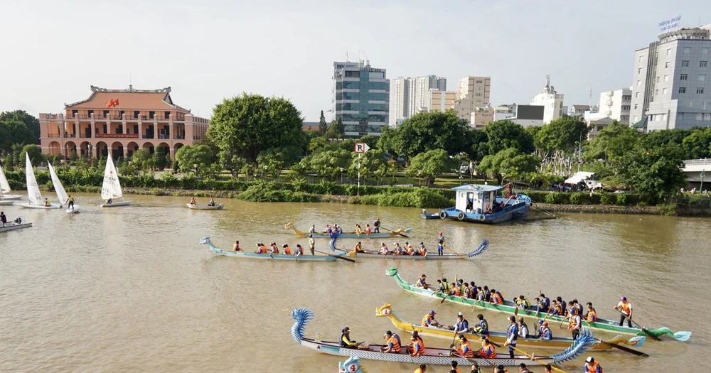 TPHCM vừa tổ chức thành công lễ hội sông nước lớn nhất từ trước tới nay, thu hút sự quan tâm của hàng ngàn du khách gần xa 