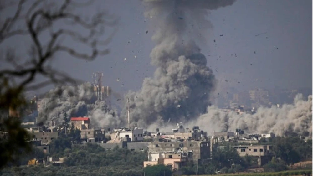 Khói bốc lên sau cuộc không kích của Israel ở Dải Gaza, nhìn từ miền Nam Israel, ngày 23-10 (Ảnh: AP)