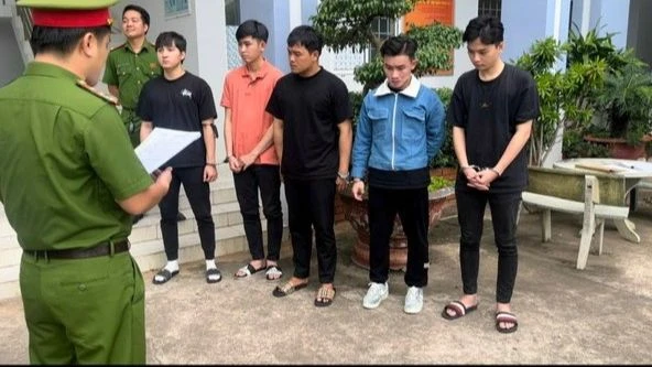 Tung clip 'đua xe biểu diễn xe', 5 thanh niên bị bắt tạm giam