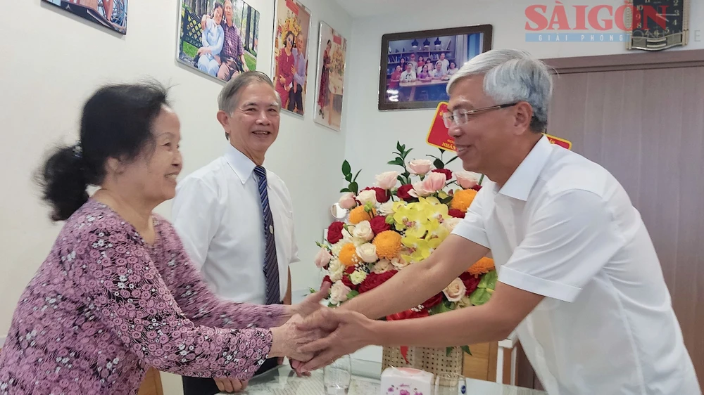 Ông Võ Văn Hoan, Phó Chủ tịch UBND TPHCM thăm vợ chồng nhà giáo, TS Hồ Thiệu Hùng, nguyên Giám đốc Sở GD-ĐT TPHCM. Ảnh: QUANG HUY