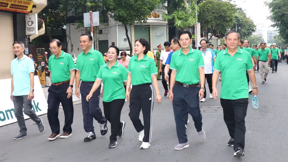 Chủ tịch Ủy ban MTTQ Việt Nam TPHCM Trần Kim Yến cùng lãnh đạo, nguyên lãnh đạo quận Phú Nhuận tham gia đi bộ sáng 26-11