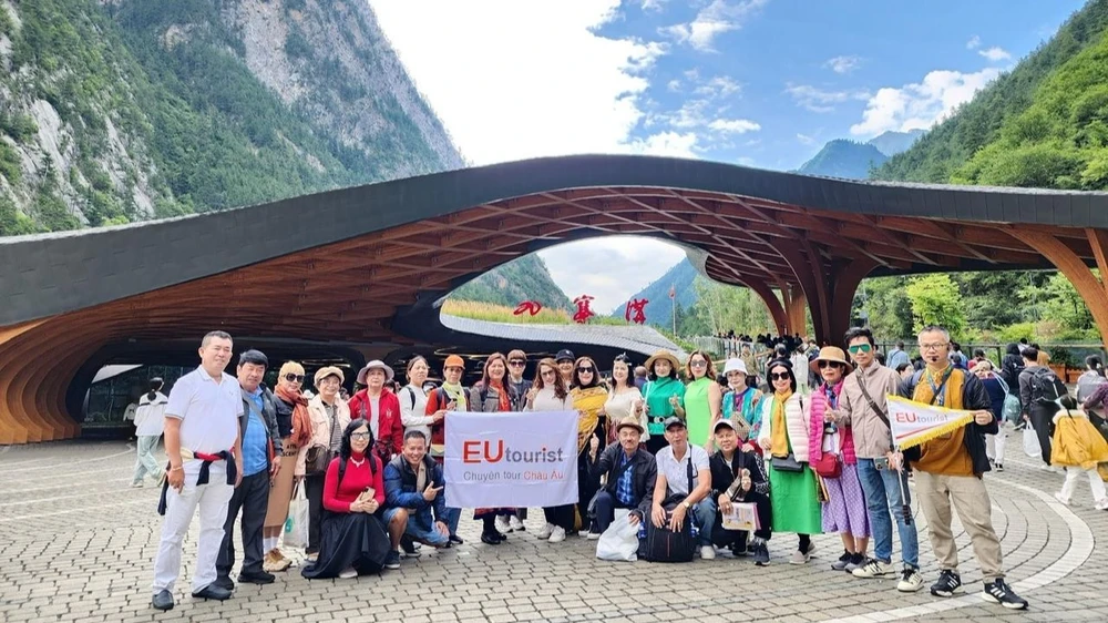 Mặc dù không có giấy phép kinh doanh lữ hành nhưng EUtourist vẫn tổ chức tour cho khách. Ảnh: Fanpage EUtourist