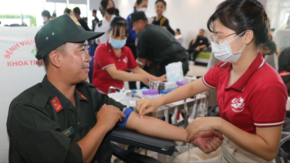 Cán bộ, chiến sĩ hiến máu tại chương trình Chủ nhật đỏ ngày 3-12