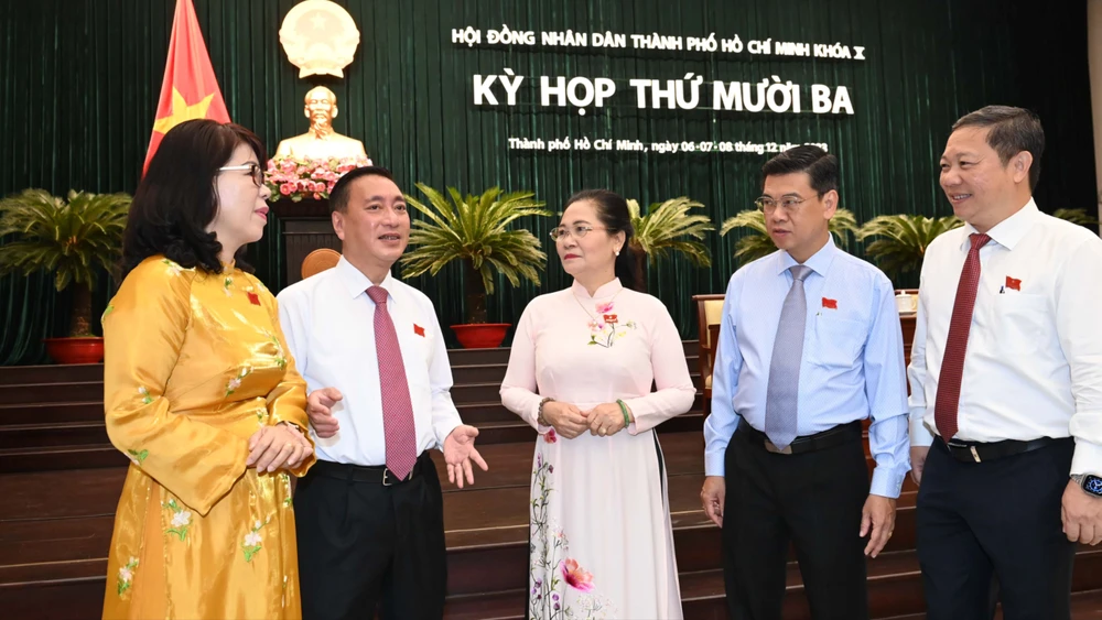 Chủ tịch HĐND TPHCM Nguyễn Thị Lệ trao đổi cùng đại biểu tại kỳ họp. Ảnh: VIỆT DŨNG