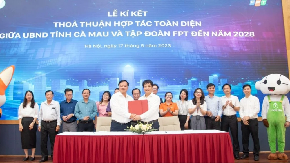 Lãnh đạo UBND tỉnh Cà Mau và lãnh đạo Tập đoàn FPT ký kết thỏa thuận hợp tác thúc đẩy chuyển đổi số toàn diện vào tháng 5-2023