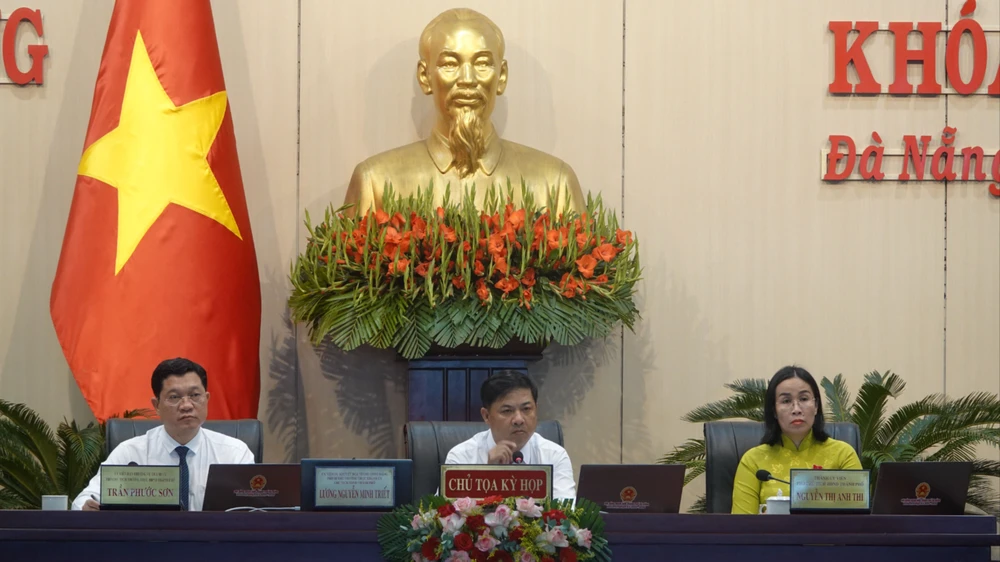 Kỳ họp thứ 15, HĐND TP Đà Nẵng Khóa X, nhiệm kỳ 2021-2026 tiếp tục phiên chất vấn. Ảnh: XUÂN QUỲNH