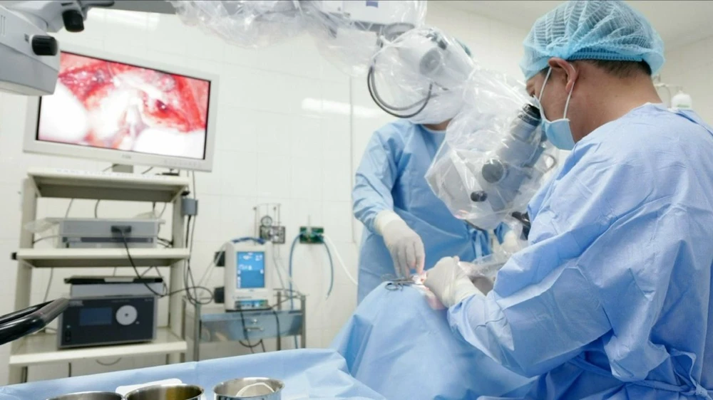 Bác sĩ đang phẫu thuật cấy ốc tai điện tử cho bệnh nhân