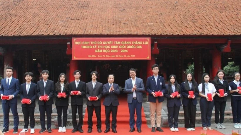 Lãnh đạo Sở GD-ĐT trao quà cho đội tuyển Hà Nội dự kỳ thi học sinh giỏi quốc gia năm học 2023-2024 