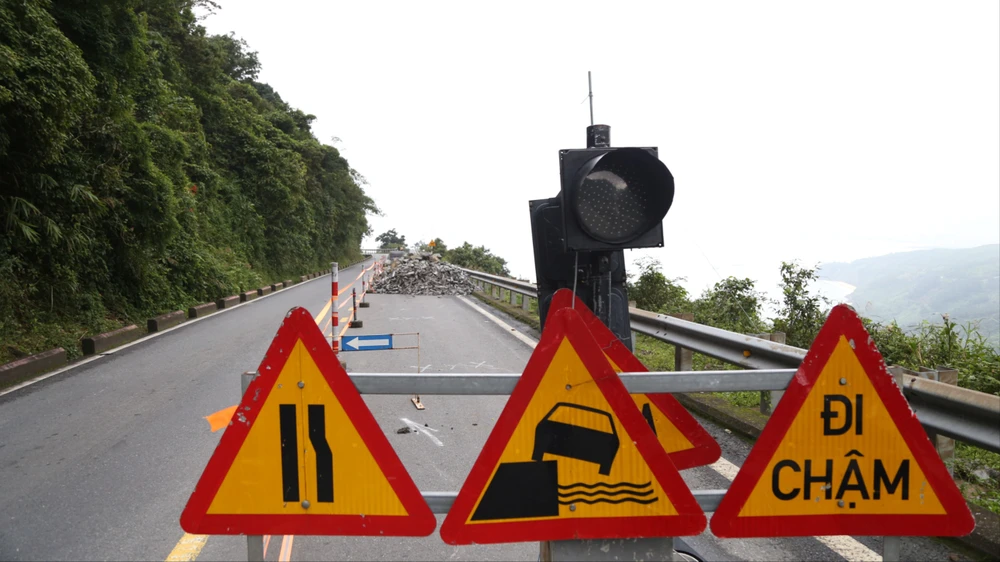 Tuyến đường đèo Hải Vân hiện có 2 điểm sạt lở lớn thuộc địa phận TP Đà Nẵng và Thừa Thiên Huế đang được Công ty cổ phần Đầu tư hạ tầng giao thông Đèo Cả khẩn trương sửa chữa, khắc phục 