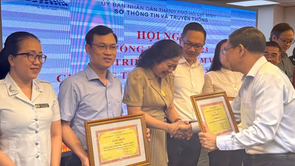Giám đốc Sở TT-TT TPHCM Lâm Đình Thắng trao thưởng cho các đơn vị