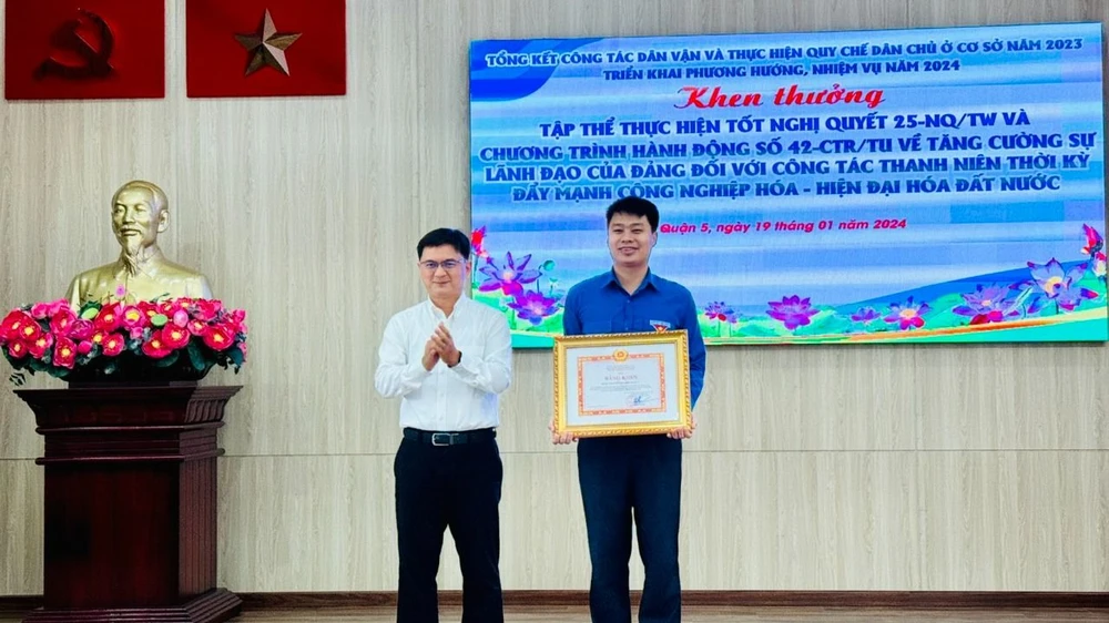 Trưởng Ban Dân vận Thành ủy TPHCM Nguyễn Mạnh Cường trao bằng khen cho Ban Thường vụ Quận Đoàn quận 5